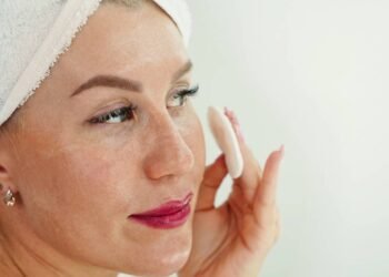 O jeito mais suave de remover maquiagem usando óleo e evitar irritações na pele