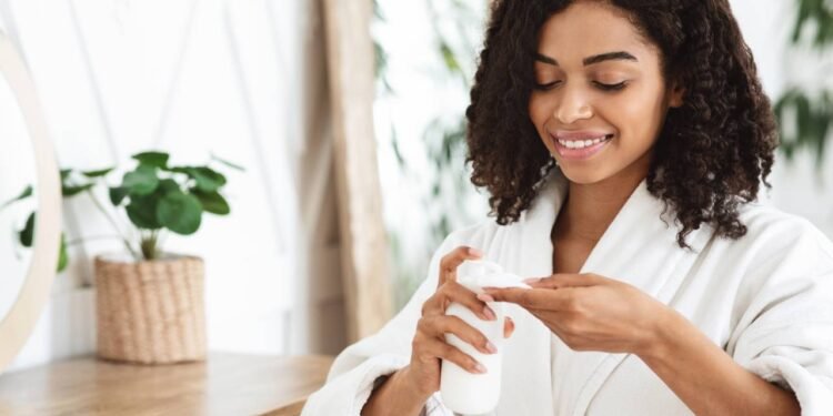 Aplicar o corretivo de maneira uniforme em toda a área das olheiras é um erro comum - Créditos: depositphotos.com / Milkos