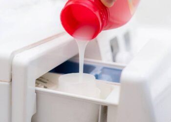 Aprenda a fazer seu próprio sabão líquido para lavar roupa