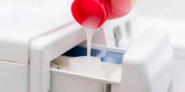 Aprenda a fazer seu próprio sabão líquido para lavar roupa