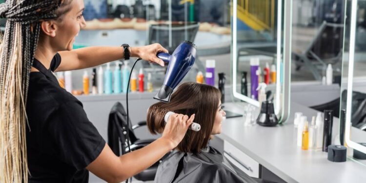 Salões de beleza apostam em técnicas modernas que unem cores intensas a métodos de aplicação diferenciados para criar visuais únicos - Créditos: depositphotos.com / IgorVetushko