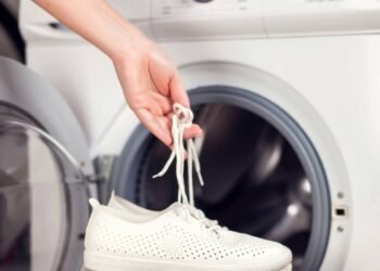 Como lavar tênis na máquina da forma correta sem danificar nem fazer barulho