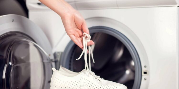Como lavar tênis na máquina da forma correta sem danificar nem fazer barulho