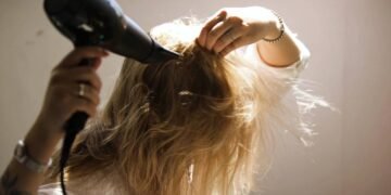 O que fazer para seu cabelo secar rápido, mas sem ficar ressecado e arrepiado