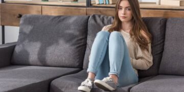 Por que sentar sempre no mesmo lugar no sofá revela mais sobre você do que imagina