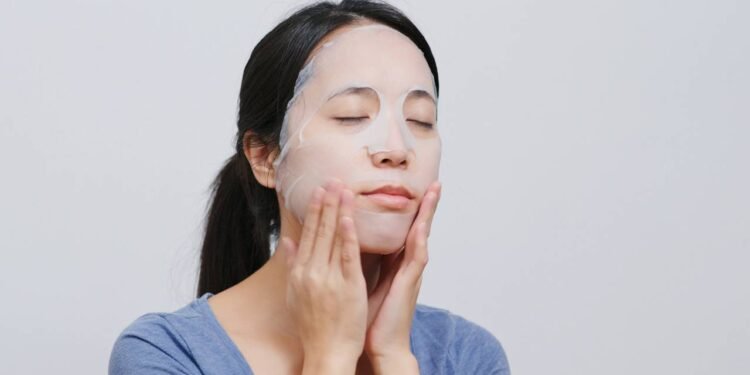 No método japonês, os séruns carregam ingredientes concentrados que podem ser adaptados conforme o tipo de pele - Créditos: depositphotos.com / leungchopan