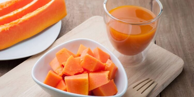 Beber suco de mamão pode favorecer a função renal e hepática - Créditos: depositphotos.com / awaygy
