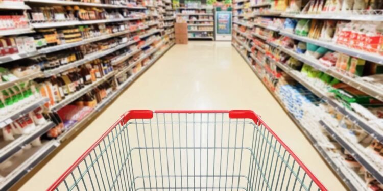 Grande rede de supermercado fecha todas as unidades de uma só vez e choca consumidores