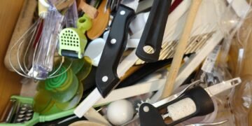 Adeus aos talheres misturados na cozinha, a alternativa que decora e organiza ao mesmo tempo