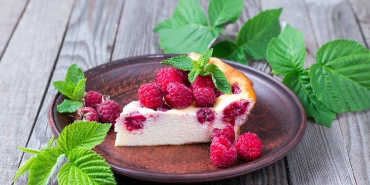 Esta torta gelada de morango é sucesso nas festas - Créditos: depositphotos.com / qwartm