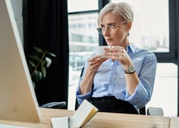 Direitos trabalhistas de mulheres acima de 45 anos que muitos desconhecem