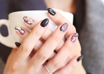 Aprenda a fazer arte nas unhas em casa e expresse sua personalidade