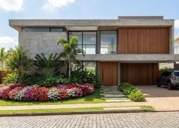 A planta perfeita para manter a entrada da sua casa sempre florida