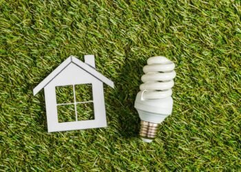 Conta de luz fica mais cara e Aneel mantém bandeira vermelha