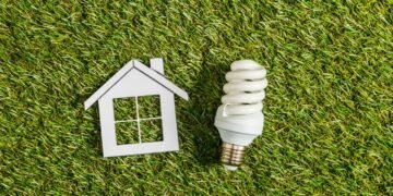 Conta de luz fica mais cara e Aneel mantém bandeira vermelha