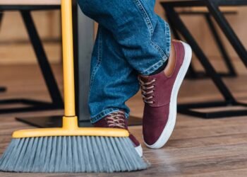 Saiba quando e como limpar sua vassoura da maneira correta
