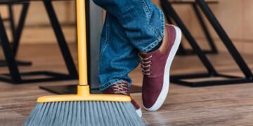 Saiba quando e como limpar sua vassoura da maneira correta
