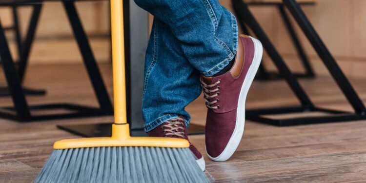 Saiba quando e como limpar sua vassoura da maneira correta