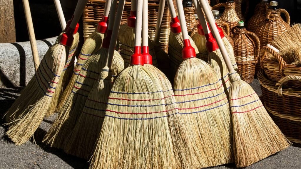 Saiba quando e como limpar sua vassoura da maneira correta