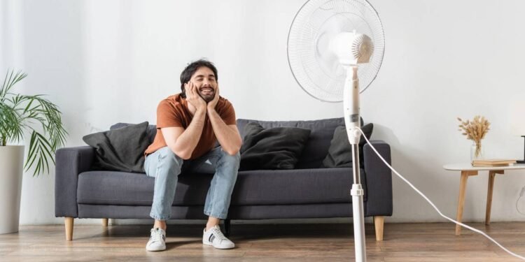 Aparelho barato dá um jeito no calor e a família respira mais aliviada