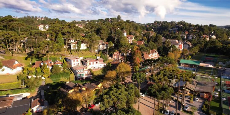 Campos do Jordão é destino dos que buscam natureza, qualidade de vida e aconchego nas montanhas paulistas // Créditos: youtube.com/@APLIKDRONE
