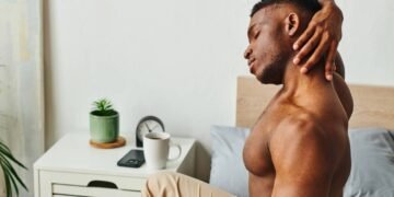 O alongamento mais eficaz para aliviar dor no pescoço em segundos