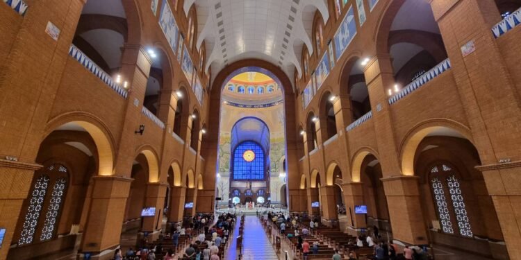 Aparecida oferece experiência única de fé no Vale do Paraíba // Créditos: depositphotos.com / thenews2.com