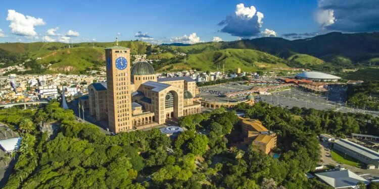 Turismo religioso e cultura marcam a cidade de Aparecida // Créditos: depositphotos.com / Ranimiro