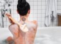 Se sua pele só piora, o problema pode estar no banho que você toma todo dia