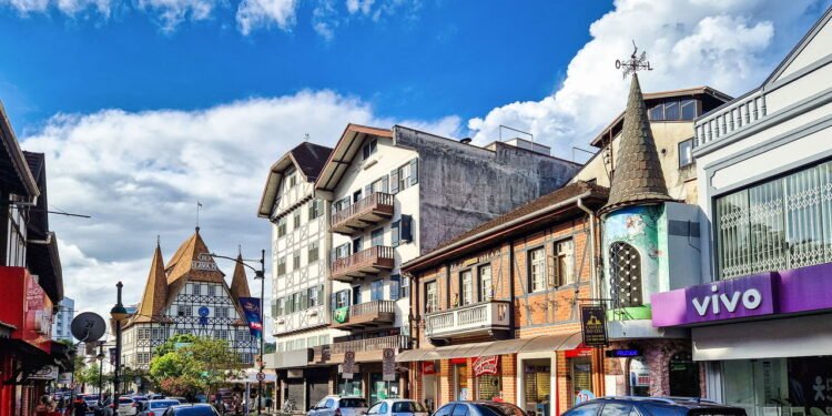 Blumenau encanta viajantes com sua herança germânica, qualidade de vida e eventos como a famosa Oktoberfest. // Créditos: depositphotos.com / RudiErnst