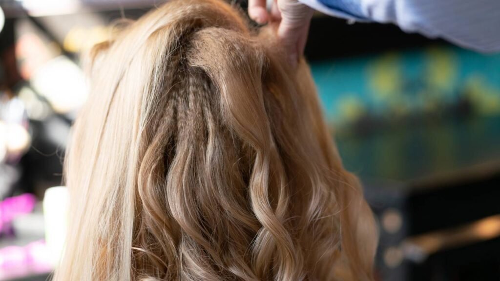 Esse óleo natural pode substituir o leave-in e ainda reduzir o frizz em minutos