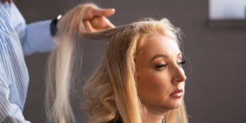 Cansada do frizz constante? Encontrei um jeito de alinhar o cabelo sem química