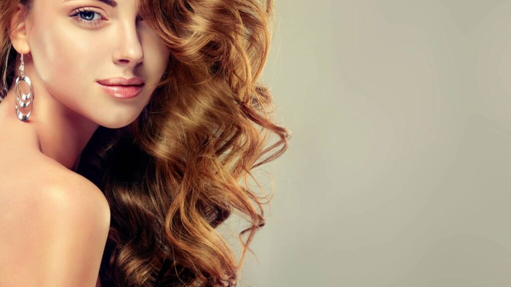 Seu cabelo ondulado não define de jeito nenhum? A resposta tá na sua rotina diária