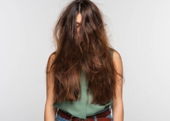 Cabelo opaco e amassado? Esse truque devolve vida antes mesmo de sair de casa