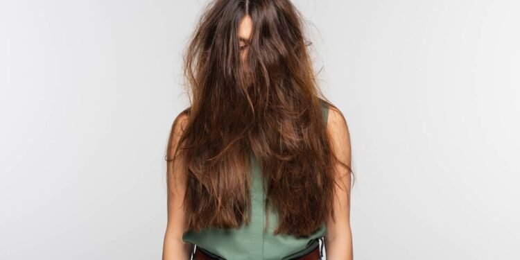 Cabelo opaco e amassado? Esse truque devolve vida antes mesmo de sair de casa