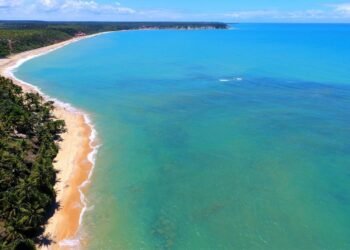 O paraíso rústico do litoral baiano onde carros são proibidos e o tempo parece desacelerar entre rio e mar