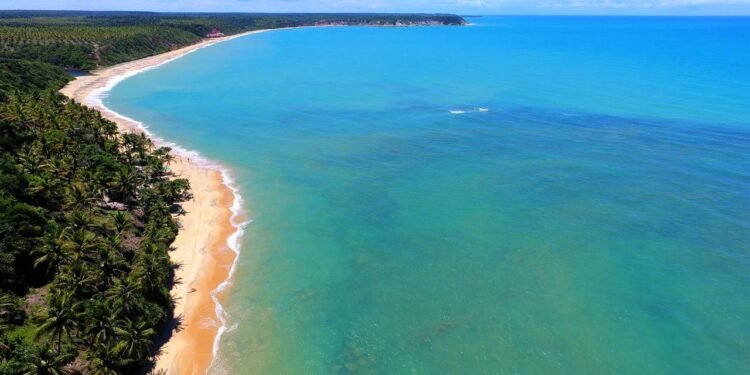 Caraíva deixou de ser apenas um segredo de mochileiros // Créditos: depositphotos.com / Cristian_Lourenco