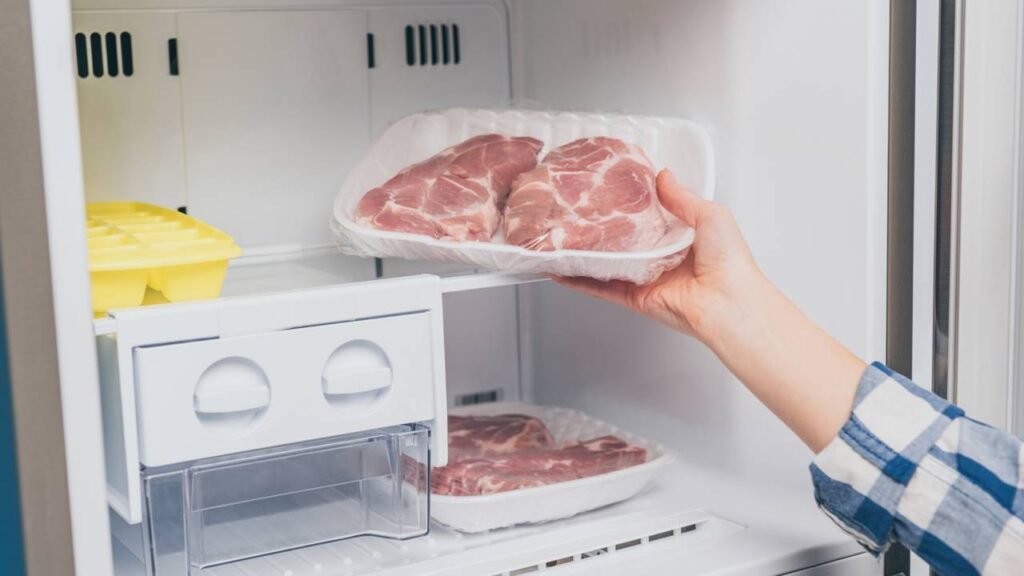 Como descongelar carne do jeito certo e nunca mais comprometer o sabor