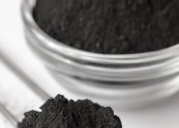 Clarear os dentes com carvão ativado faz mal?