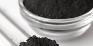 Clarear os dentes com carvão ativado faz mal?