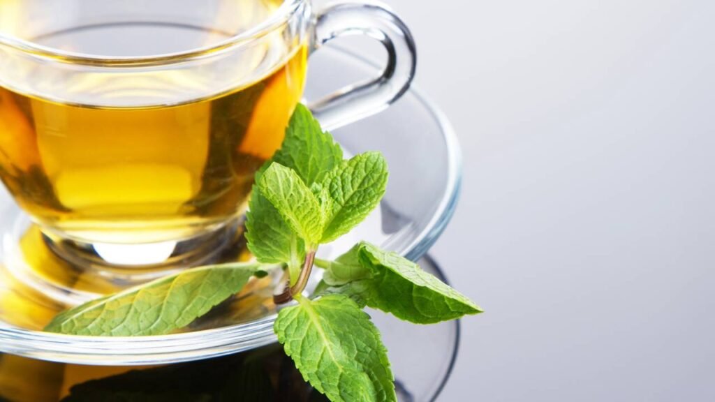 Os 6 benefícios de adicionar o chá de hortelã-pimenta à sua rotina diária