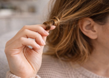 O hábito de enrolar o cabelo está ligado a pequenas ações repetitivas