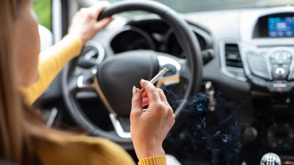 Como eliminar o cheiro de cigarro do carro antes que se ele impregne