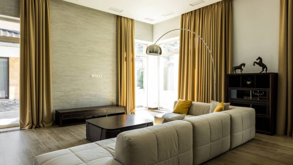 Como escolher a cortina ideal para bloquear calor sem escurecer a casa