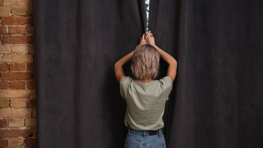 Como escolher a cortina ideal para bloquear calor sem escurecer a casa