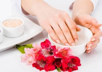 Ritual com óleo e ervas que toda mulher que ama cuidar das unhas precisa conhecer