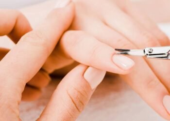 Como impedir que a cutícula volte rápido com massagem reversa