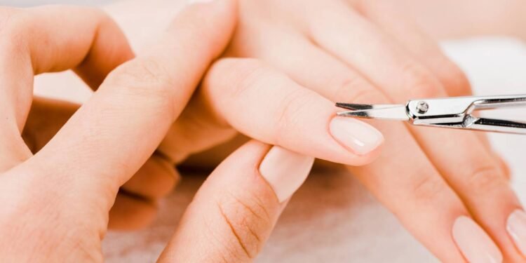 Como impedir que a cutícula volte rápido com massagem reversa