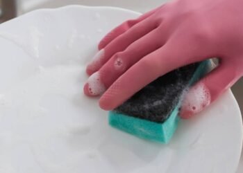 Faça o detergente durar semanas com esse truque simples na esponja