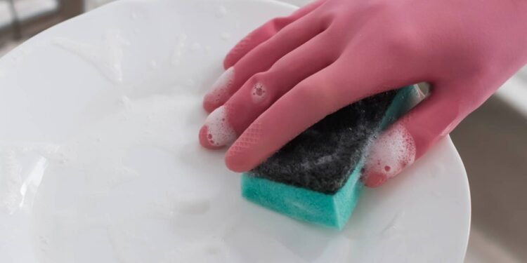 Faça o detergente durar semanas com esse truque simples na esponja